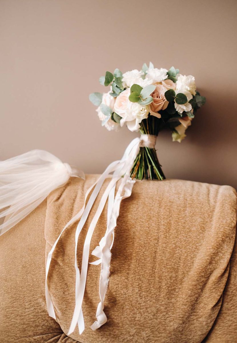 wedding-bouquet-with-roses-on-a-chair-and-boutonni-2MFPZ5K.jpg